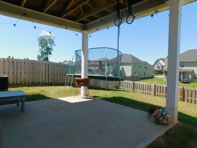 Building Photo - CUTE 4 BEDROOM AVAILABLE NOW