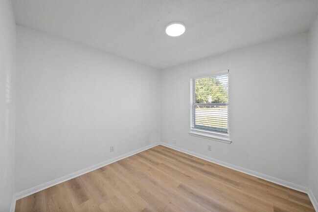 Building Photo - 700 Lyle W Ave