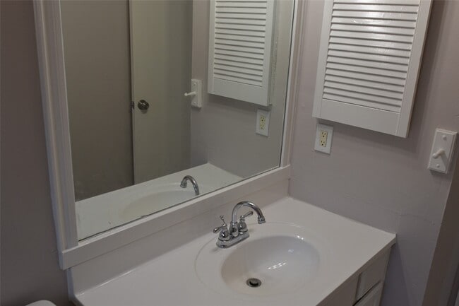 Building Photo - 21327 Park Run Dr