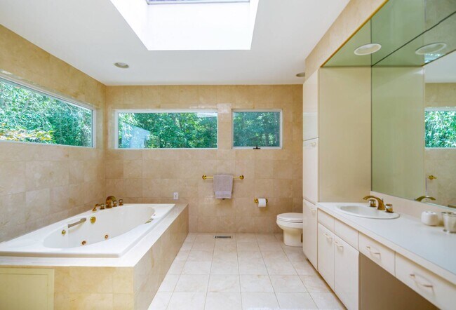 Building Photo - 4 Beechwood Ct
