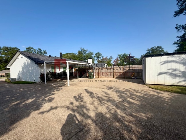 Building Photo - Recently remodeled South Tyler Home with Mother in Law Suite