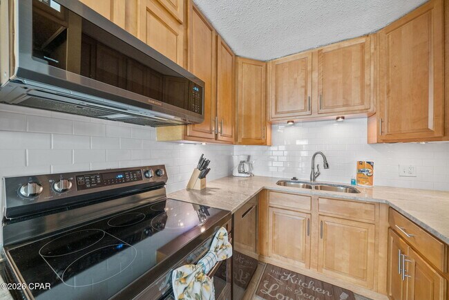 Building Photo - 8743 Thomas Dr