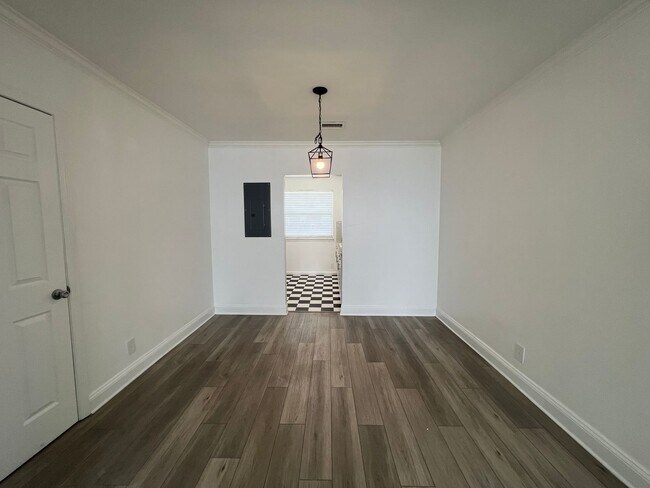 Building Photo - Beautiful renovated 1 bedroom Condo with River Views!