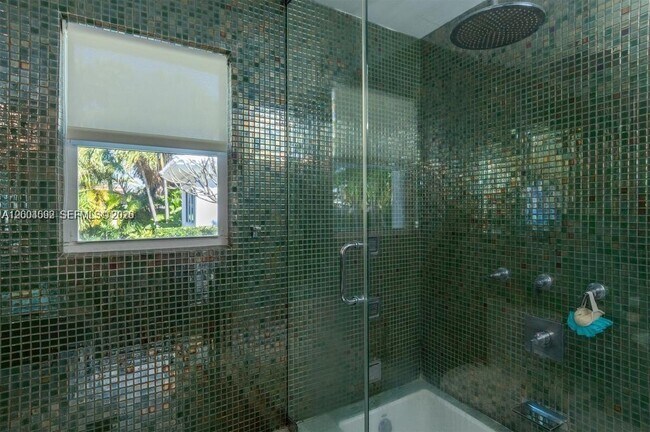 Building Photo - 1123 Bay Dr