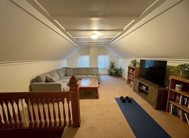 Building Photo - 519-5195 S Market St