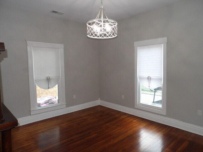Building Photo - 609 Taylor Ave