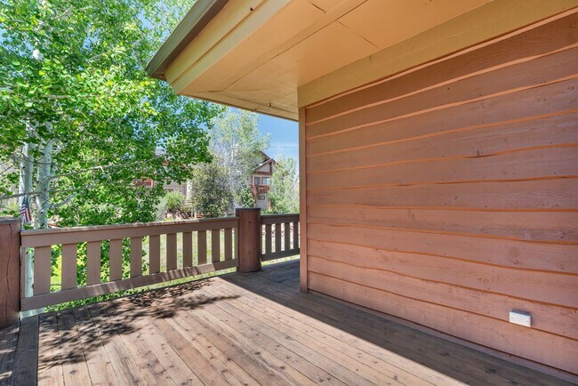 Building Photo - 8381 Meadowview Ct