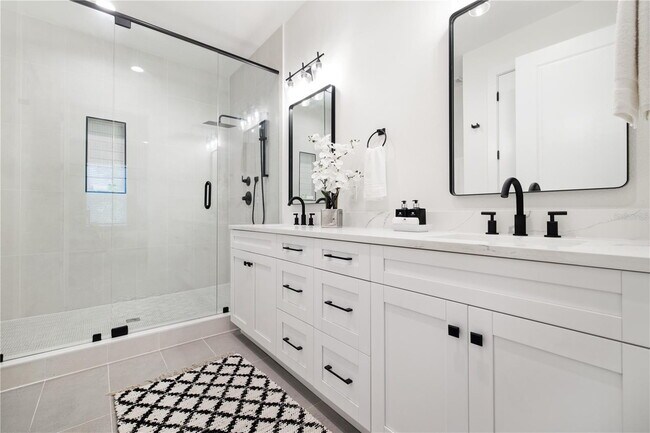 Building Photo - Beautiful Townhouse in Seminole Heights
