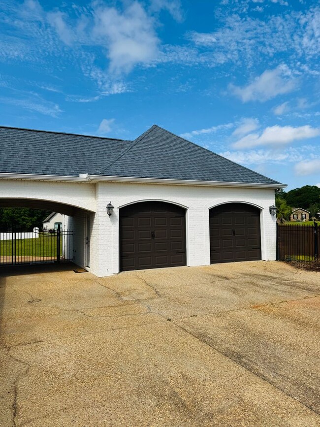 Building Photo - 437 County Rd 561