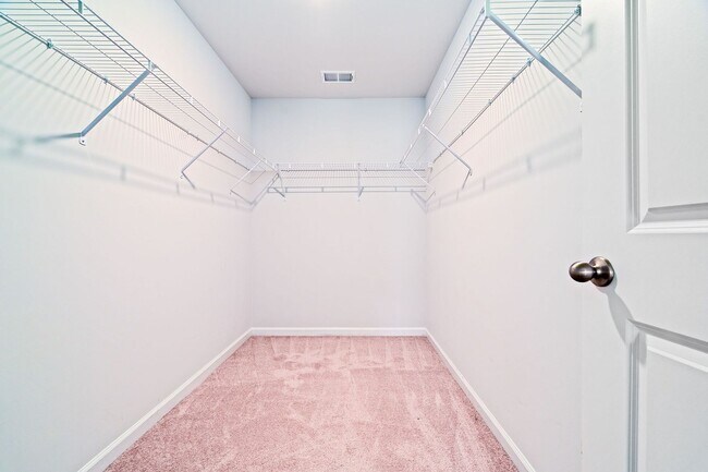 Building Photo - Cozy Living in The Ponds