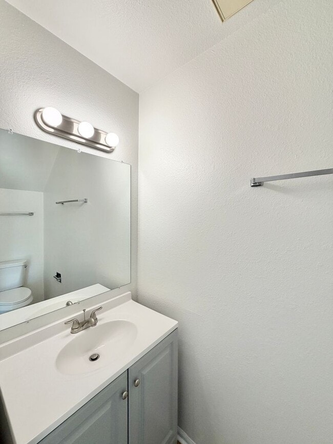 Building Photo - Two-Level 2BR with Fenced Yard & Washer/Dryer Hookups