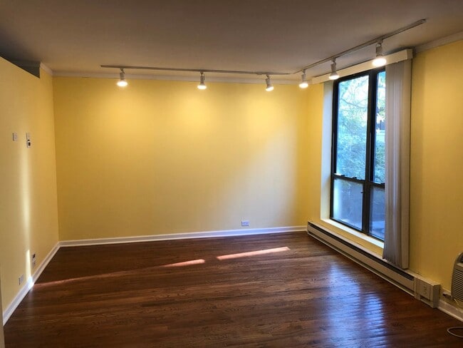 Building Photo - Beautiful Lincoln Park condo situated right next to Lake Shore Drive and Clark Street!