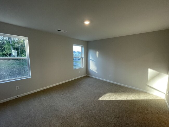 Building Photo - Townhome less than 2 miles from Downtown C...