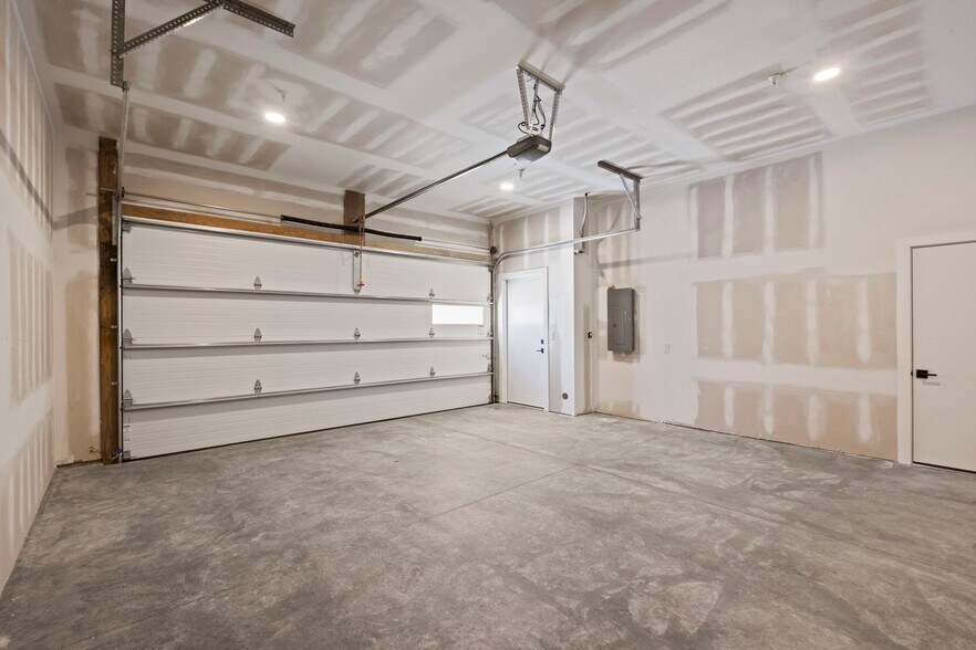 Building Photo - 3009 N Oak Trafficway