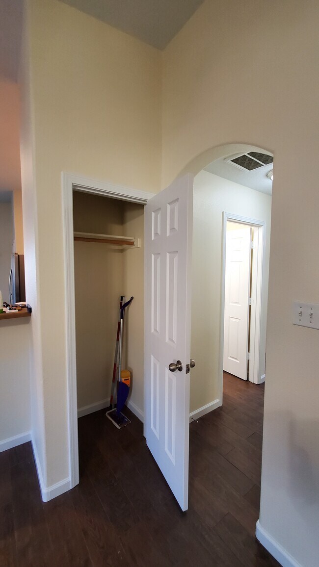 Coat Closet - 36 Salida del Sol