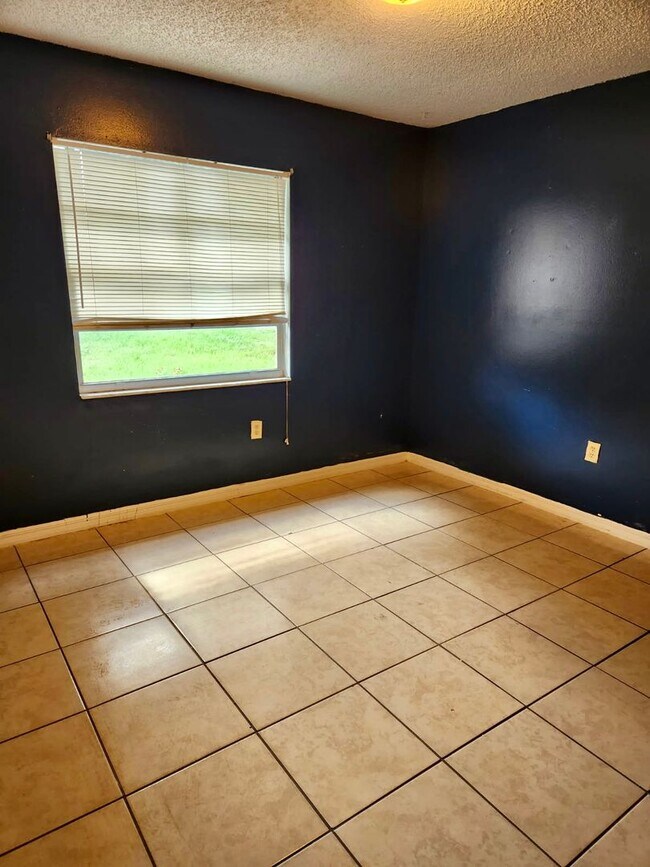 Building Photo - 1711 Birchwood Cir