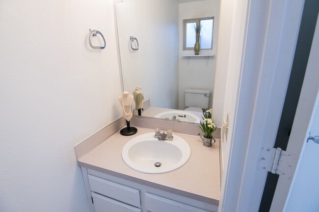 Building Photo - Updated 3 bedroom 1.5 bathroom duplex!