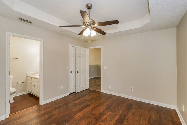 Building Photo - 102 Riverwood Dr