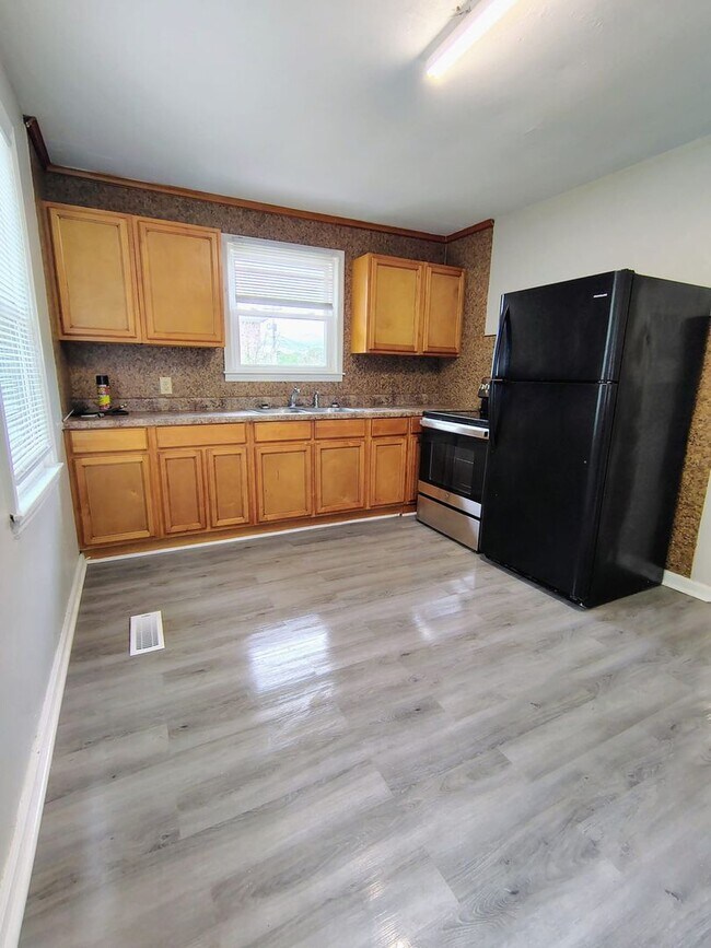 Building Photo - Three Bedroom, One Bath