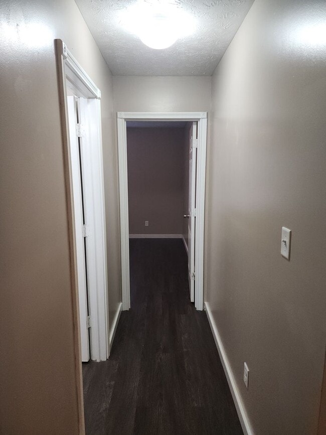 Building Photo - 2 bedroom 1 bath duplex