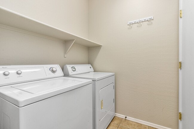 Building Photo - Bright Open Living & a Patio Perfect for Relaxing!