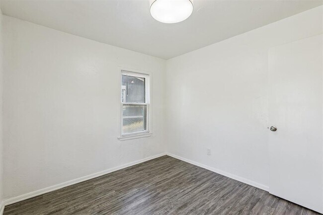 Building Photo - 1006 SE 51st St