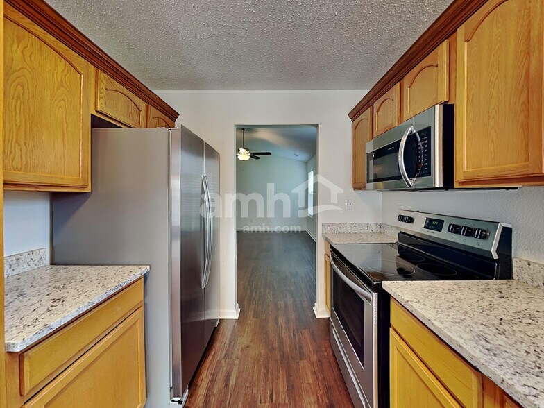 Building Photo - 15425 Dry Creek Rd