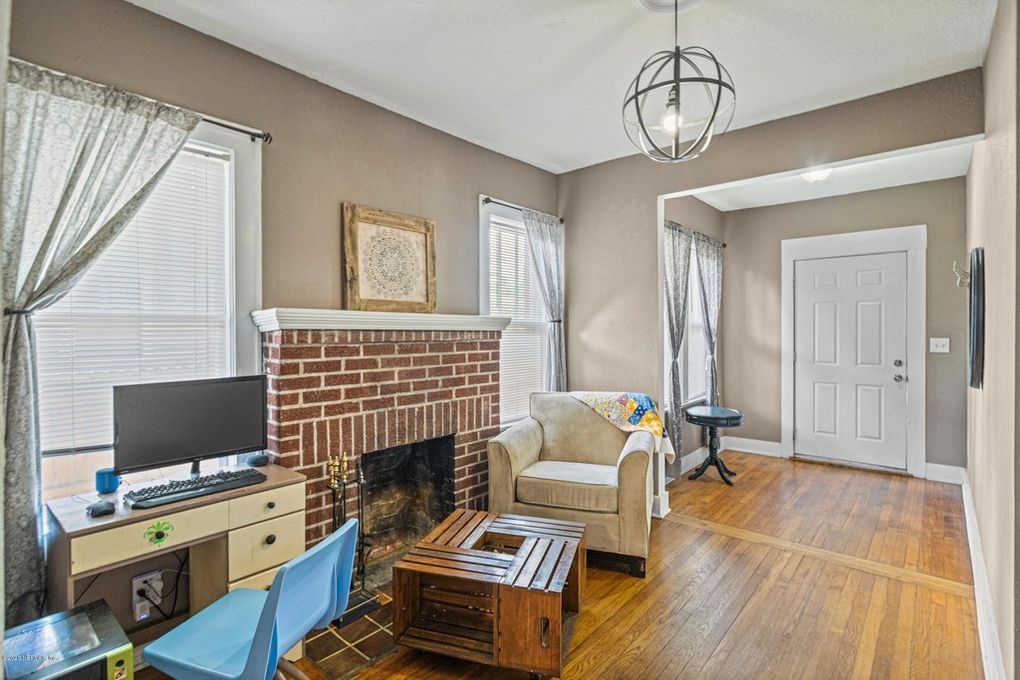 Entryway/Foyer - 809 Acosta Street