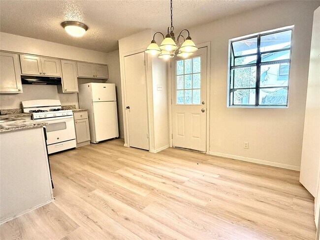 Building Photo - 302 Hedgewood Dr