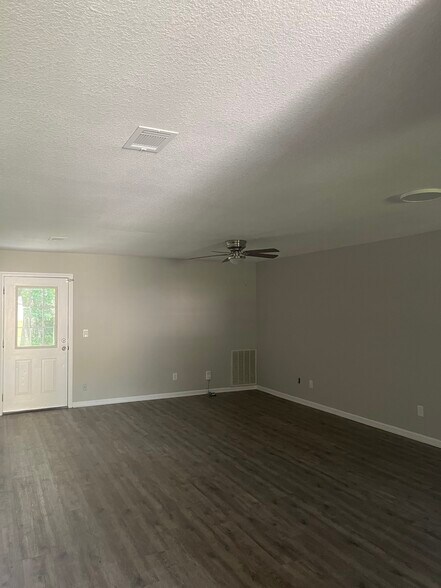 Building Photo - 209 S Island St