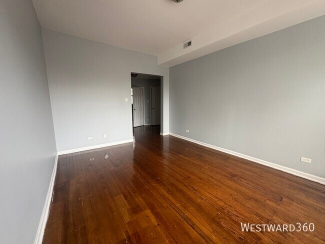 Building Photo - 707 E 62nd St