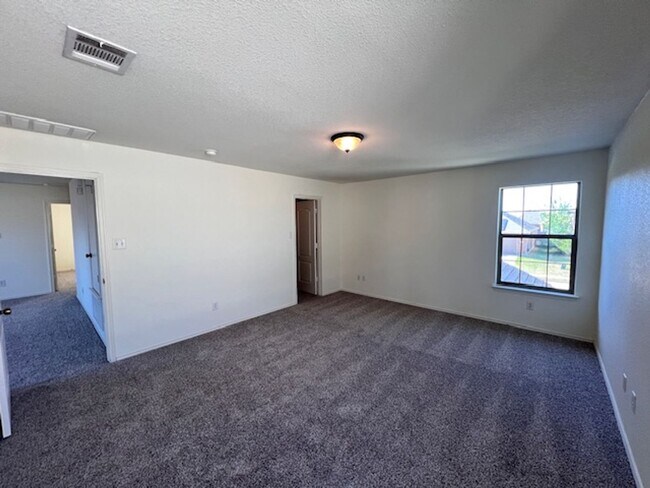 Building Photo - NorthPark / Taylor, TX / 4 bedrooms / Approx 2932 sq. ft. / Refrigerator / Washer & Dryer / New C...
