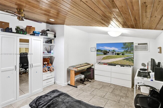 Building Photo - 9910 Bahama Dr