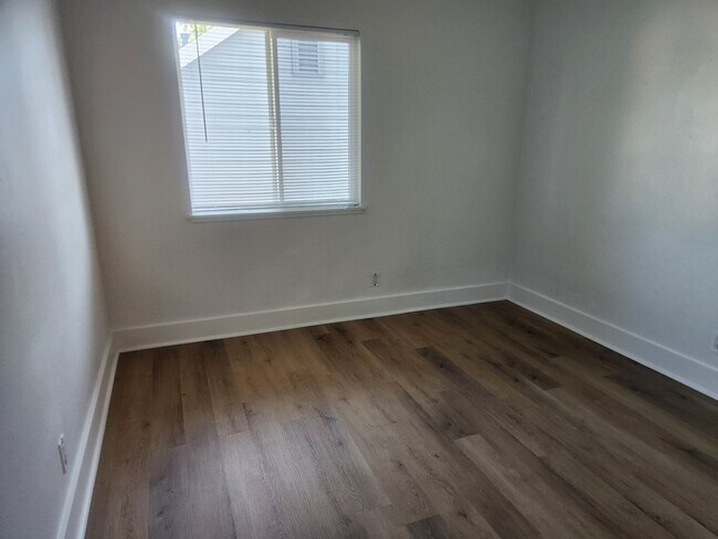 Building Photo - Clean and bright throughout, 2-bedroom, 1.5 Bathroom, two story unit in a great Windsor location!