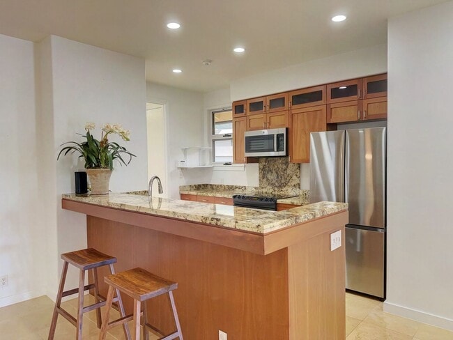 Building Photo - 2-Bedroom Executive Duplex in Serene Manoa...