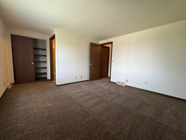 Building Photo - 3 Bedroom Townhouse, Rossford Schools!