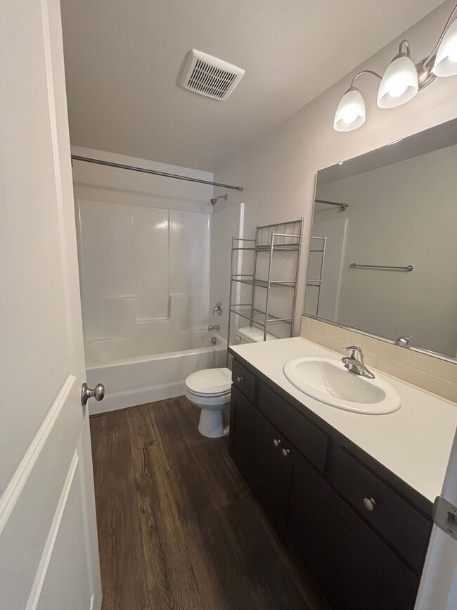 Building Photo - Eugene 3 Bed 2.5 Bath, 2 Story Single Fami...
