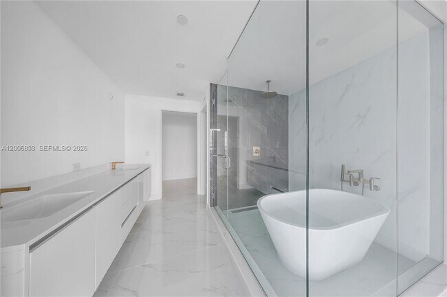 Building Photo - 700 NE 24th St