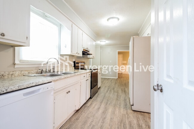 Building Photo - 614 Pine Hill Dr