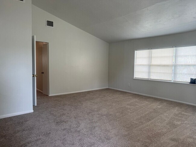 Building Photo - 3 bedroom 1 bath