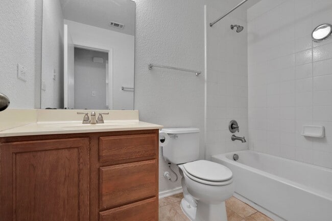 Building Photo - Charming 3 bedroom 2 Bathroom Home!
