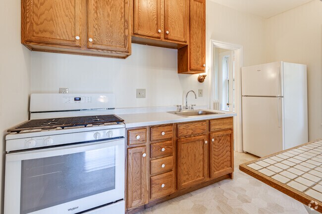 2BR, 1BA - 720SF - Kitchen - Crestairie