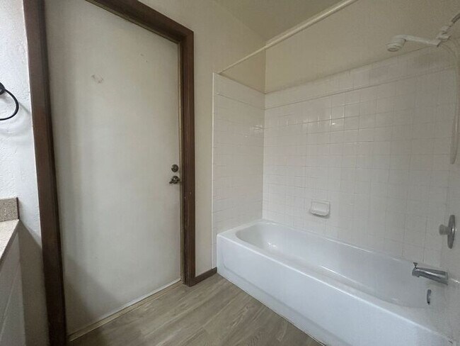 Building Photo - 2141 E Manhatton Dr