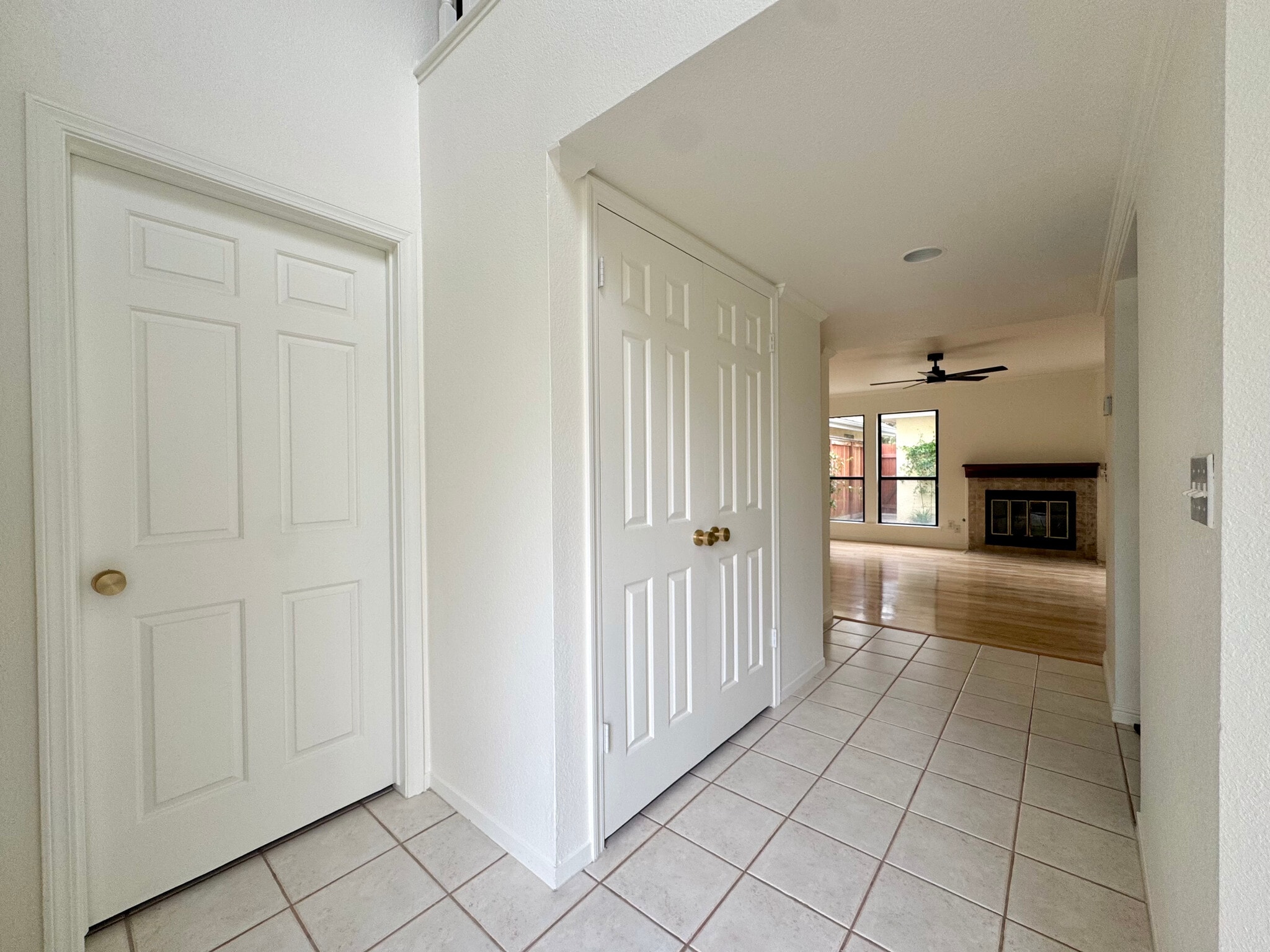 Entryway - 983 E Foxhill Dr