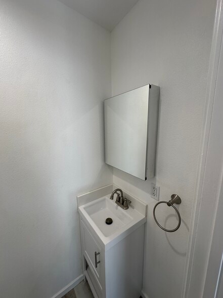 Building Photo - 204 S Rose Ave