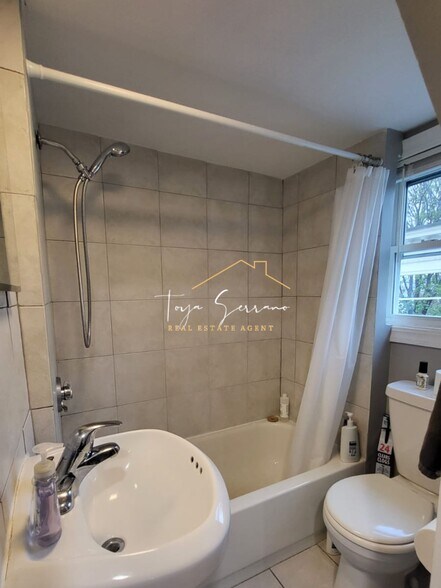 Building Photo - 648 Columbia Rd