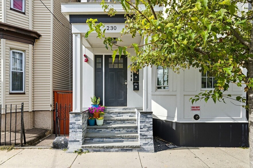 Building Photo - 230 Saratoga St