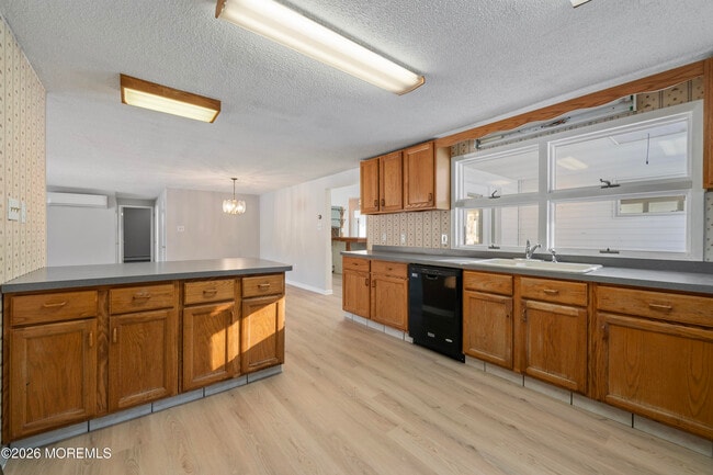 Building Photo - 261 Oak Ave