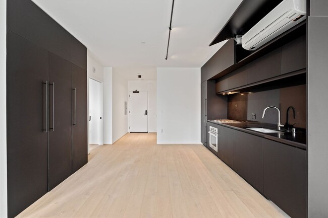 Building Photo - Modern 1 Bed, 1 Bath Condo @ 10th & Howard...