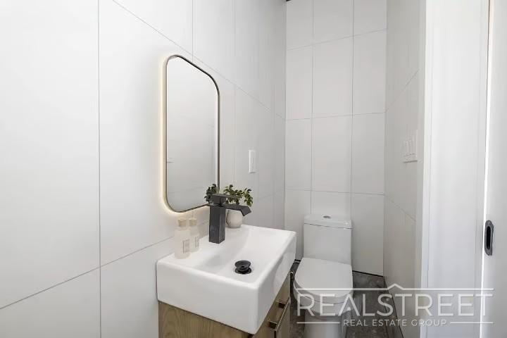 Building Photo - Welcome to your new apartment in Greenpoint!